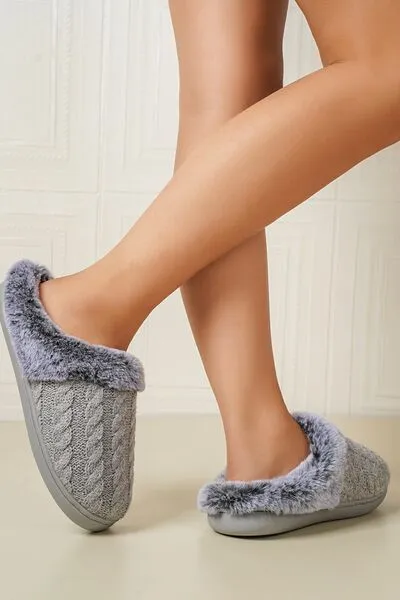 Cable-knit fluff slippers met ronde neus