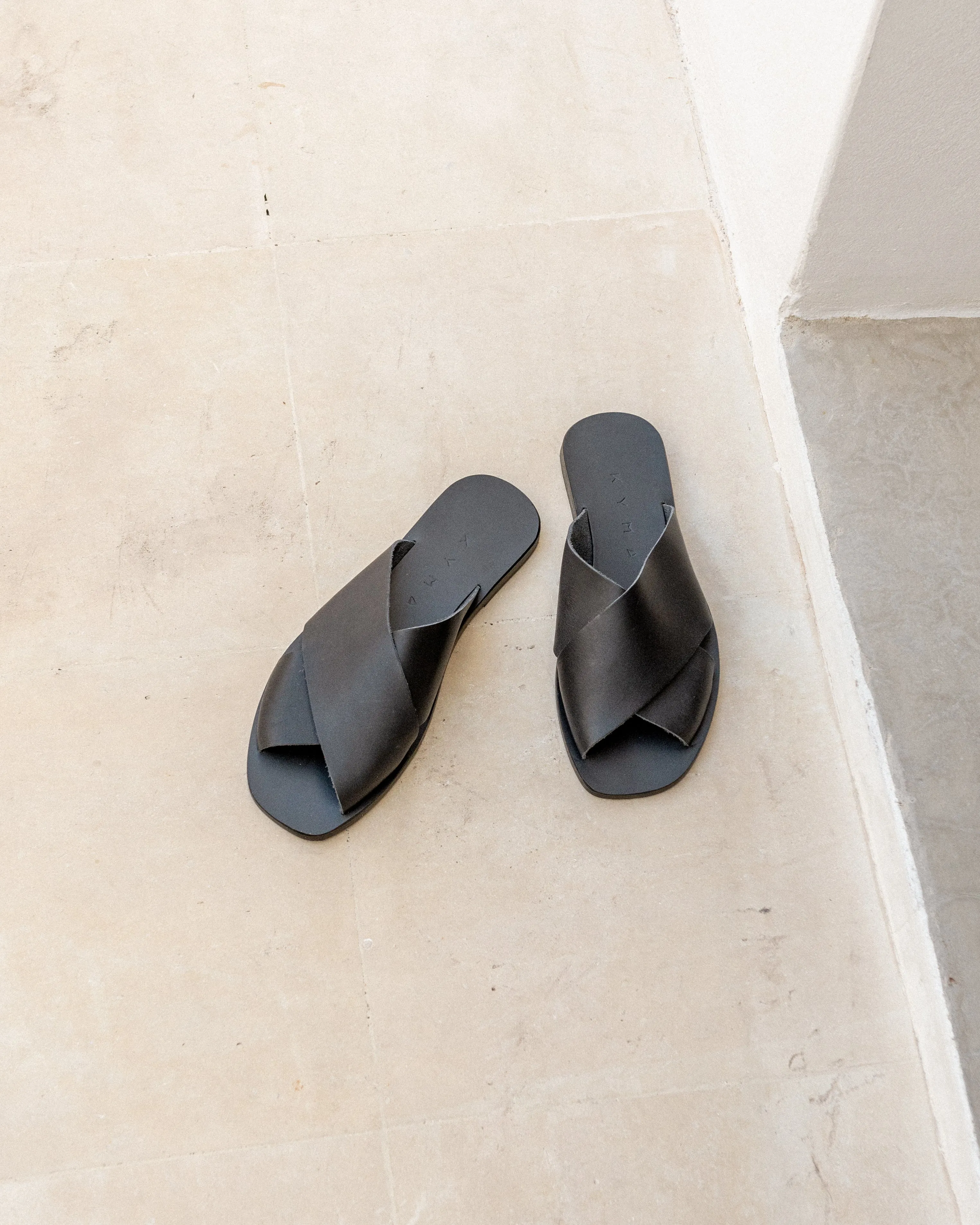 CHIOS SQUARE - BLACK/BLACK