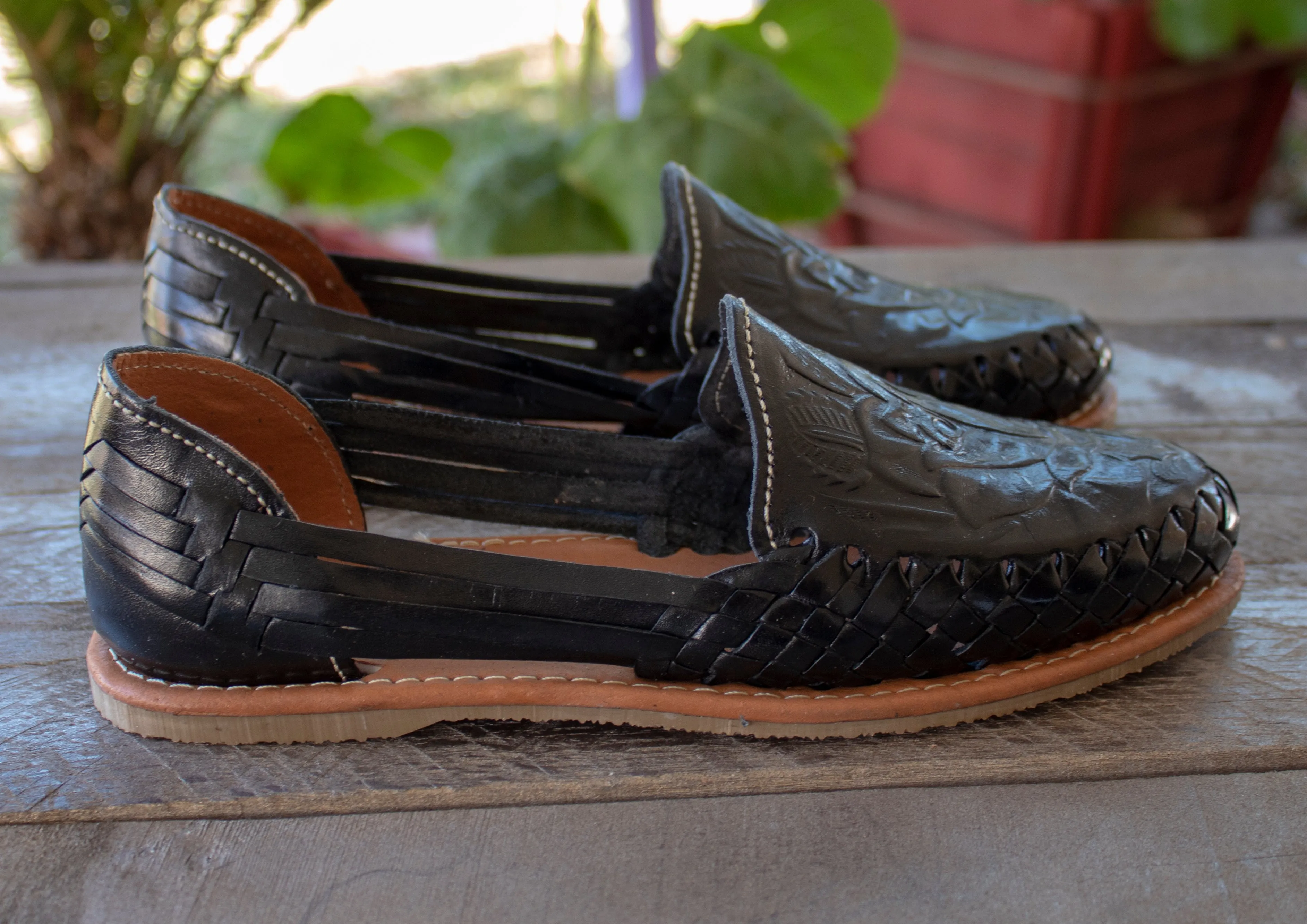 WOMENS BLACK LEATHER FLORAL STAMPED HUARACHE MEXICAN SANDAL