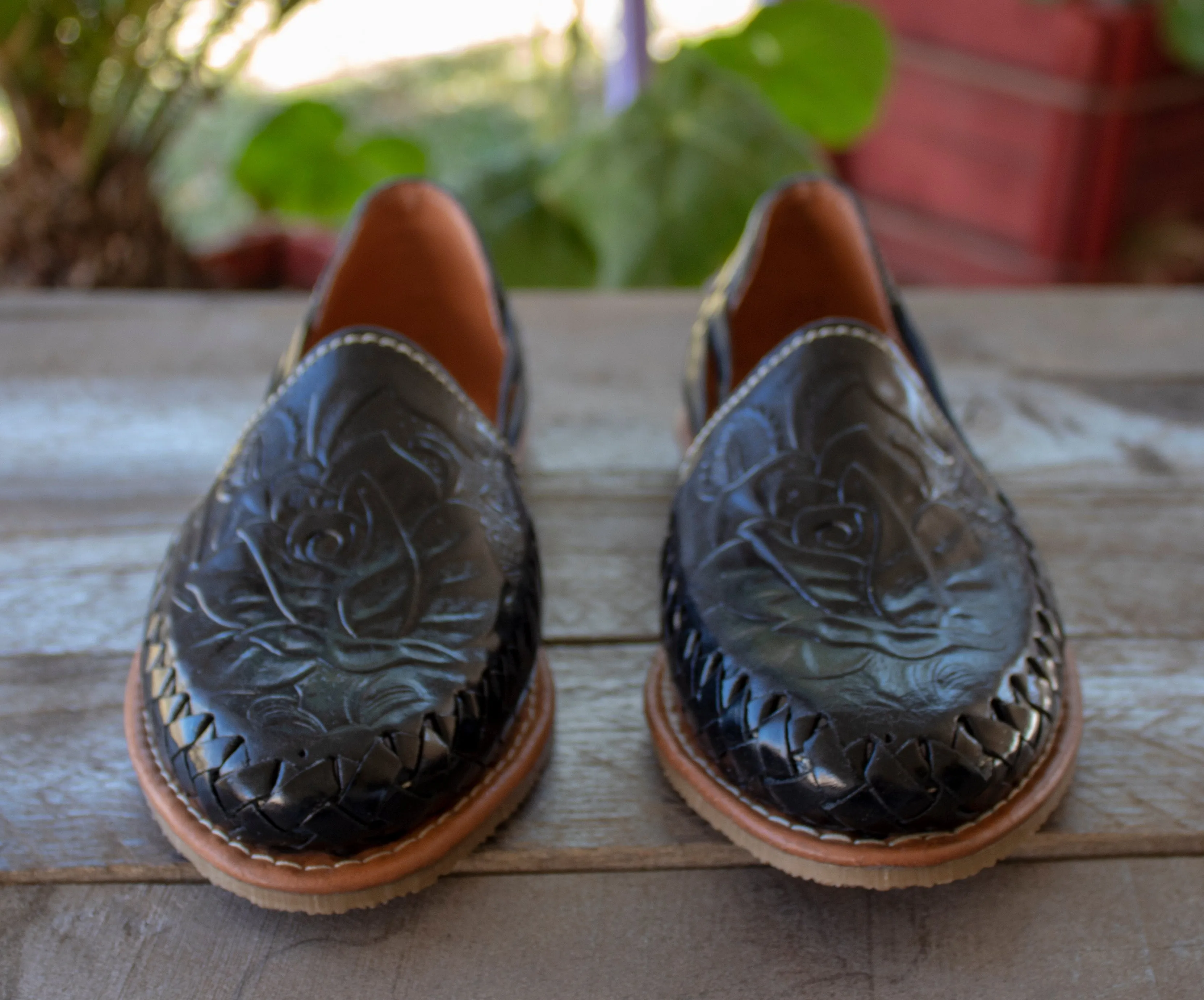 WOMENS BLACK LEATHER FLORAL STAMPED HUARACHE MEXICAN SANDAL