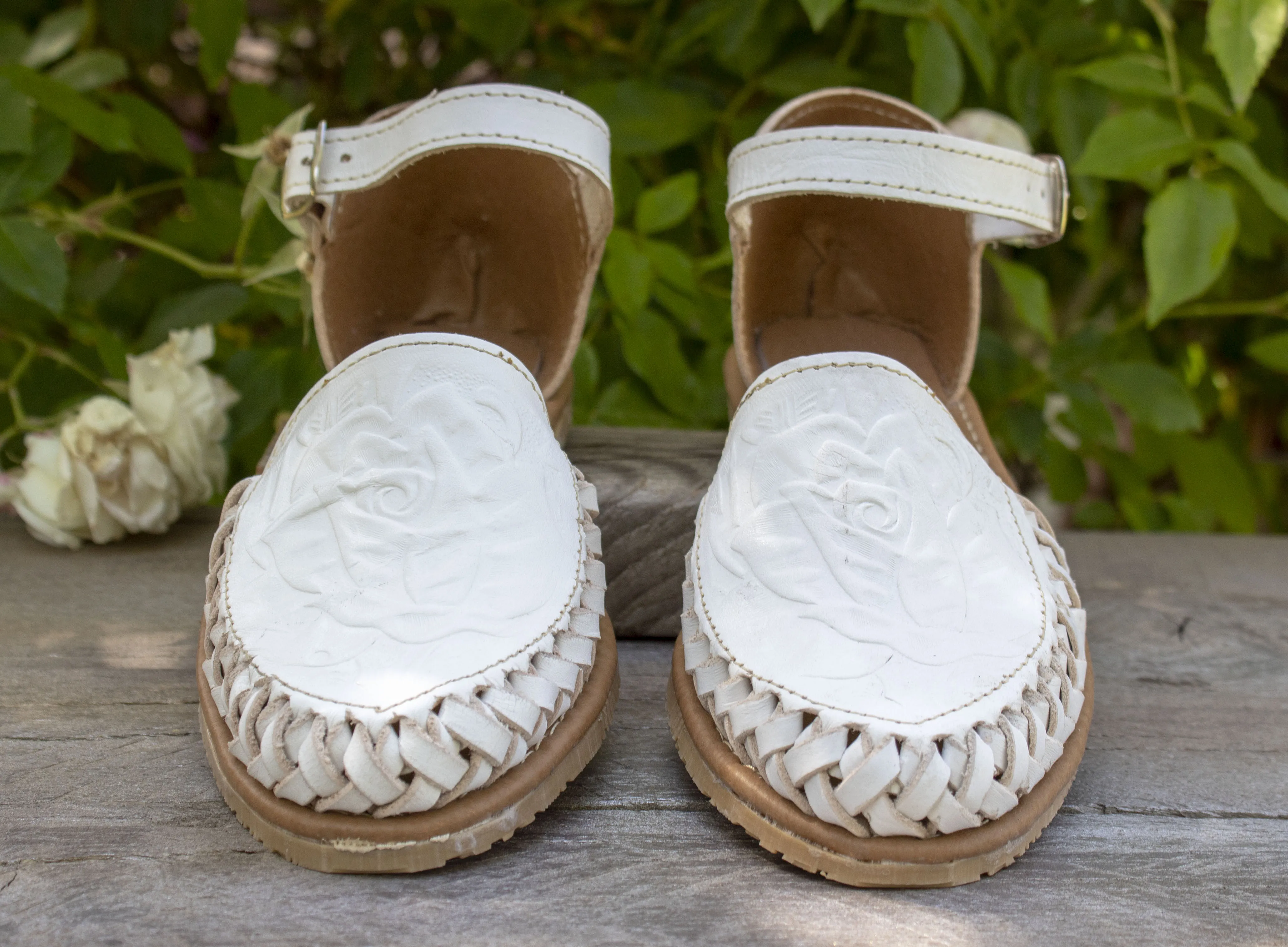 WOMENS ROSE STAMPED WHITE LEATHER HUARACHE MEXICAN SANDAL