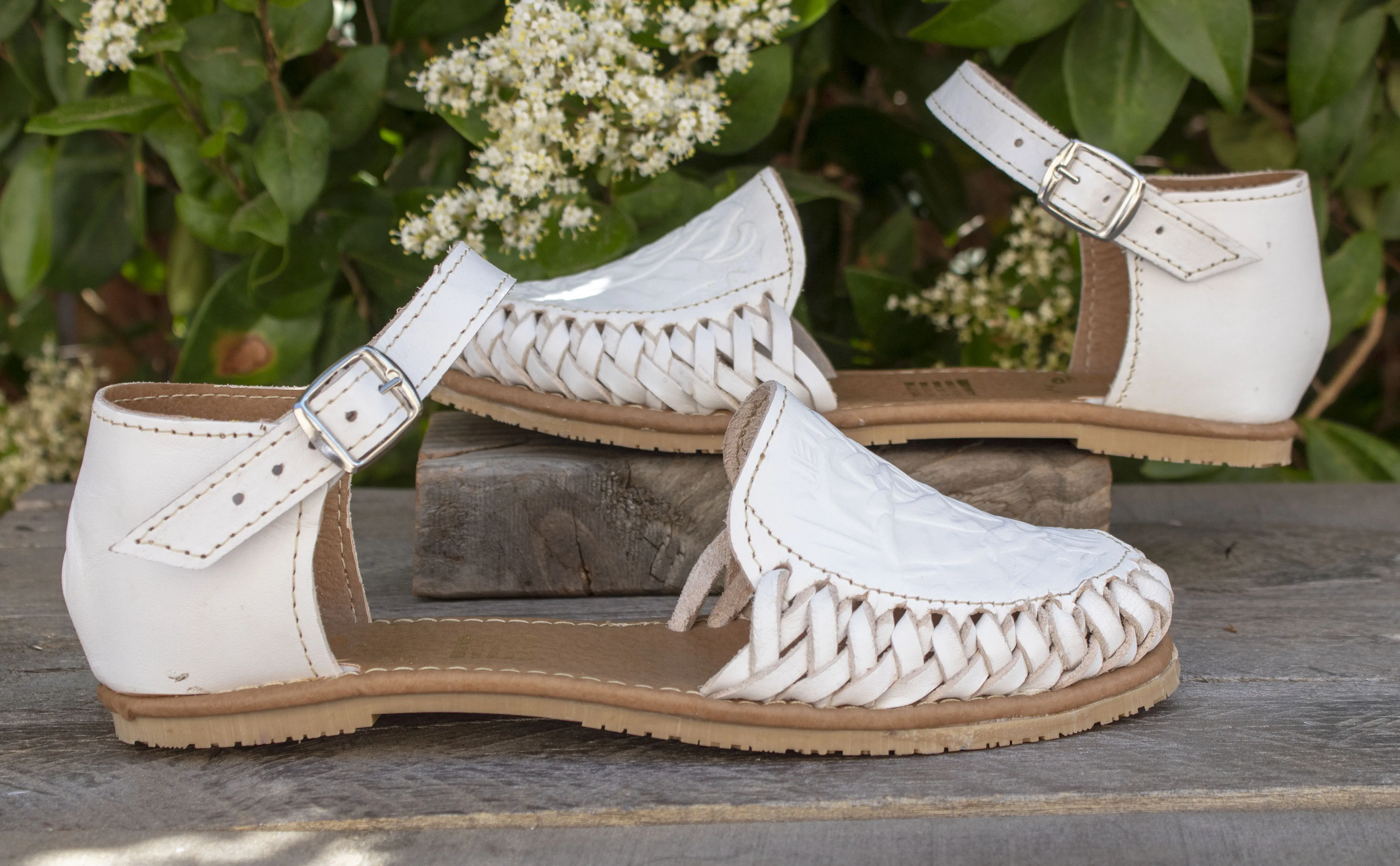 WOMENS ROSE STAMPED WHITE LEATHER HUARACHE MEXICAN SANDAL