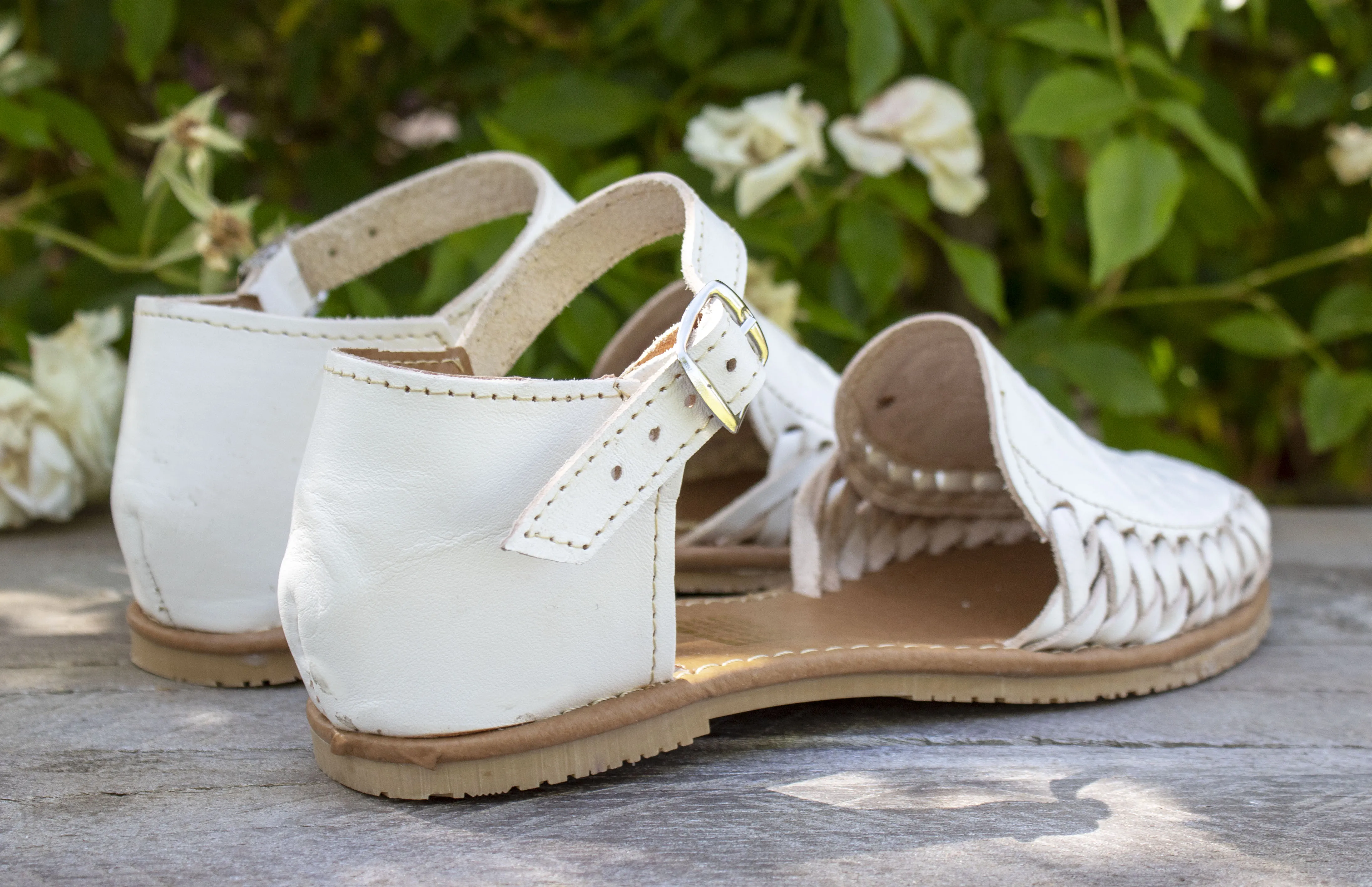 WOMENS ROSE STAMPED WHITE LEATHER HUARACHE MEXICAN SANDAL
