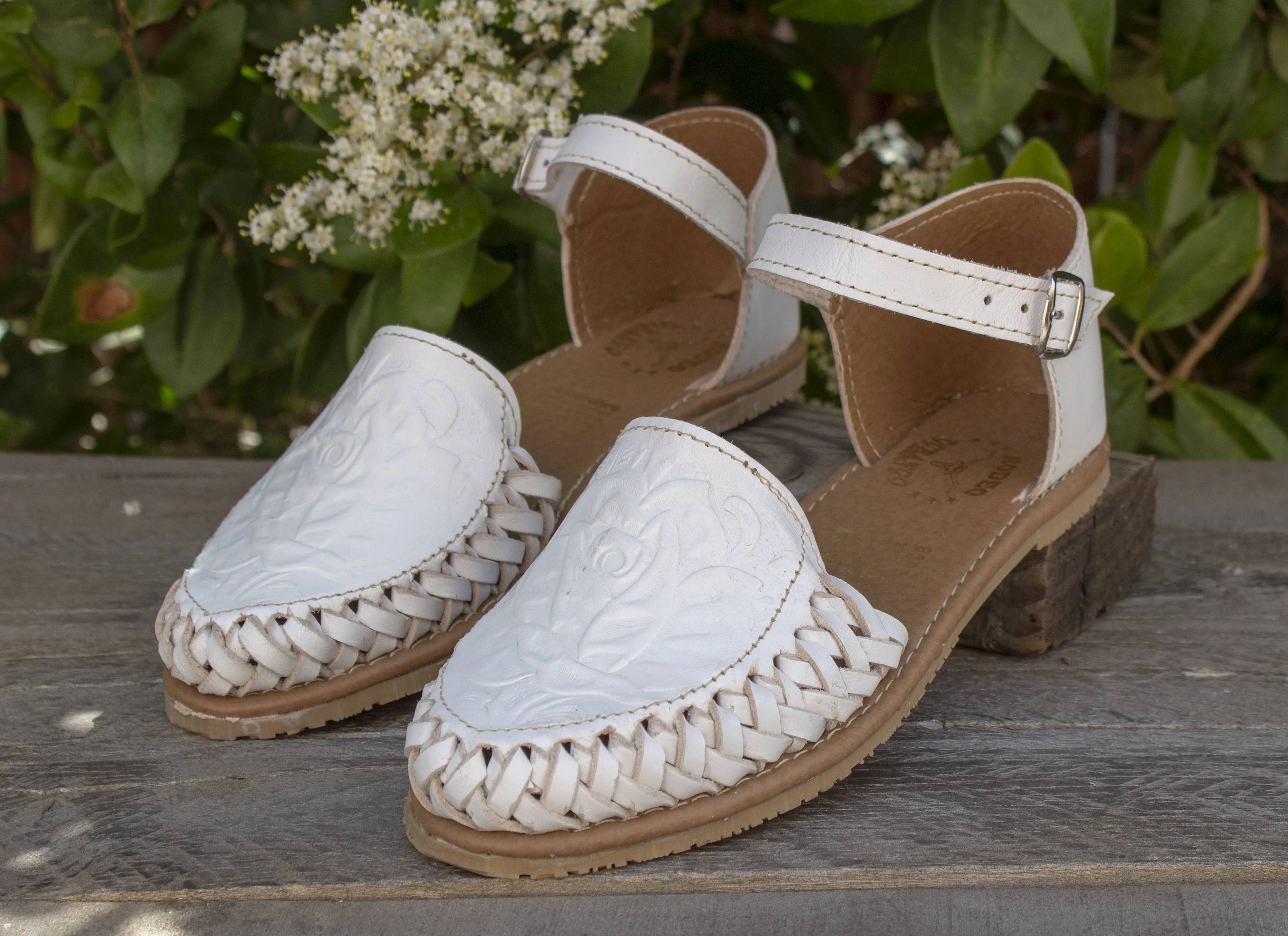 WOMENS ROSE STAMPED WHITE LEATHER HUARACHE MEXICAN SANDAL